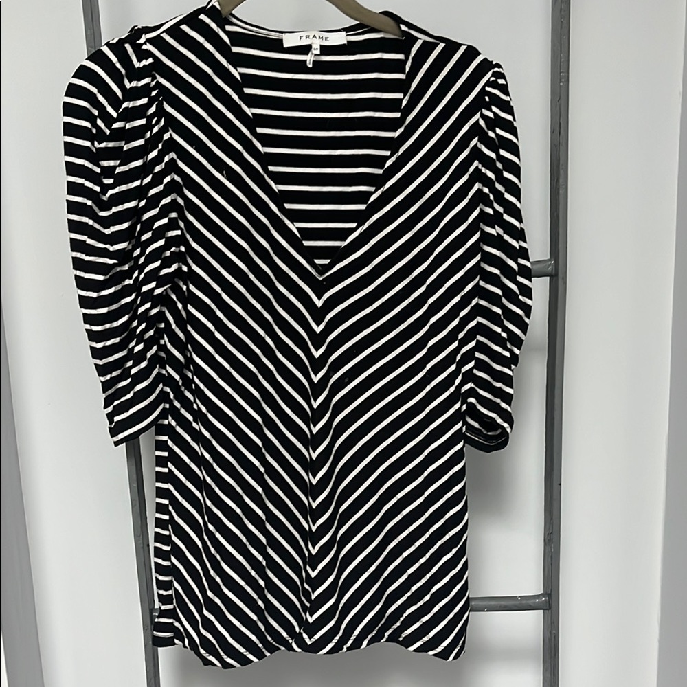 Black and White V-Neck Fitted Blouse